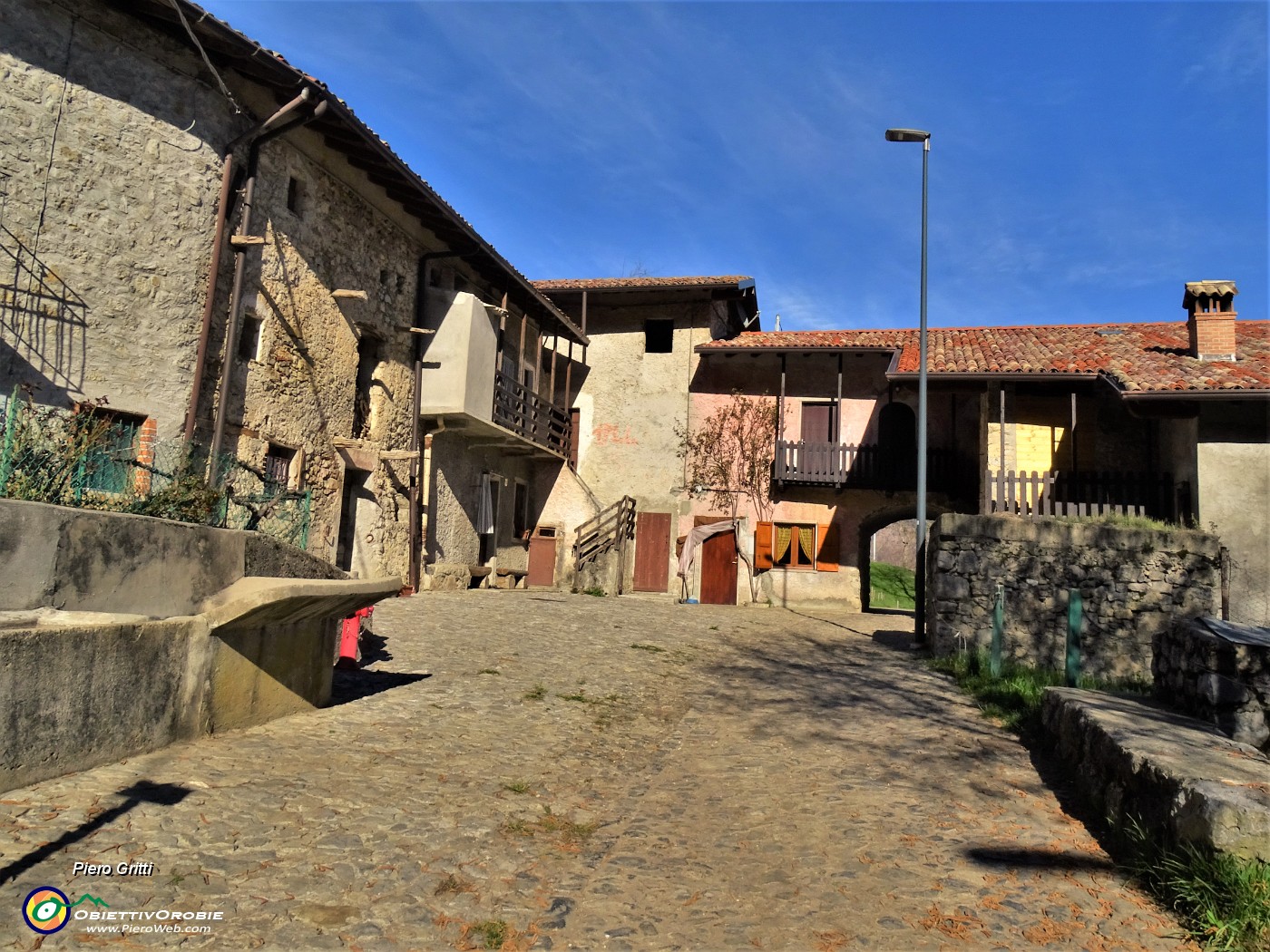 68 Piazzuola del piccolo borgo di Vattarola.JPG